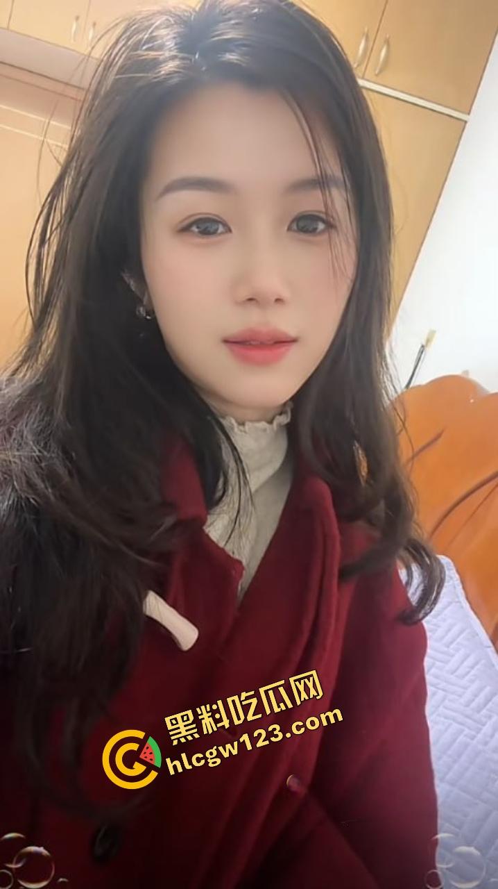 抖音『殷萧童』装乖给粉丝看要礼物,骚逼却被炮机操到喷水翻白眼,上面给粉丝看下面大哥看!-2