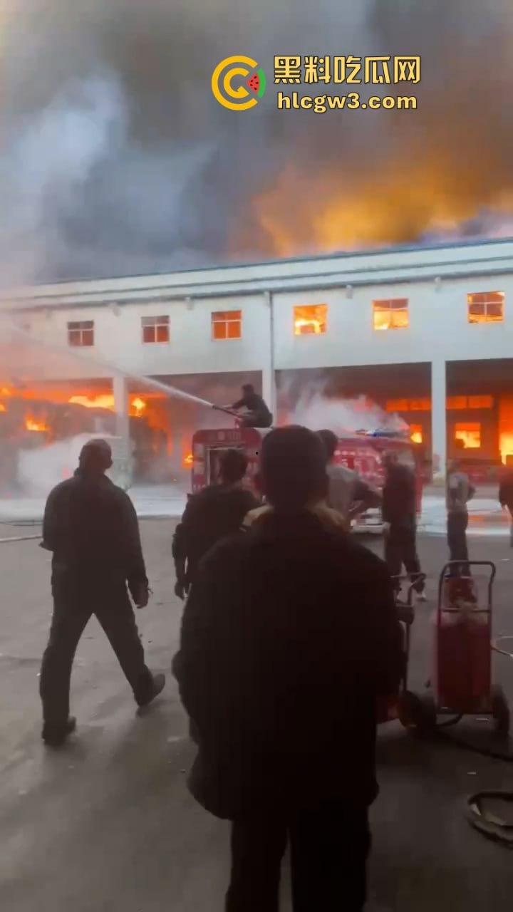 广东潮州星和纸箱厂夜间突发大火 现场浓烟滚滚热浪灼人 从早烧到黑 第一视角视频曝光 有人在喊“救命”?-5