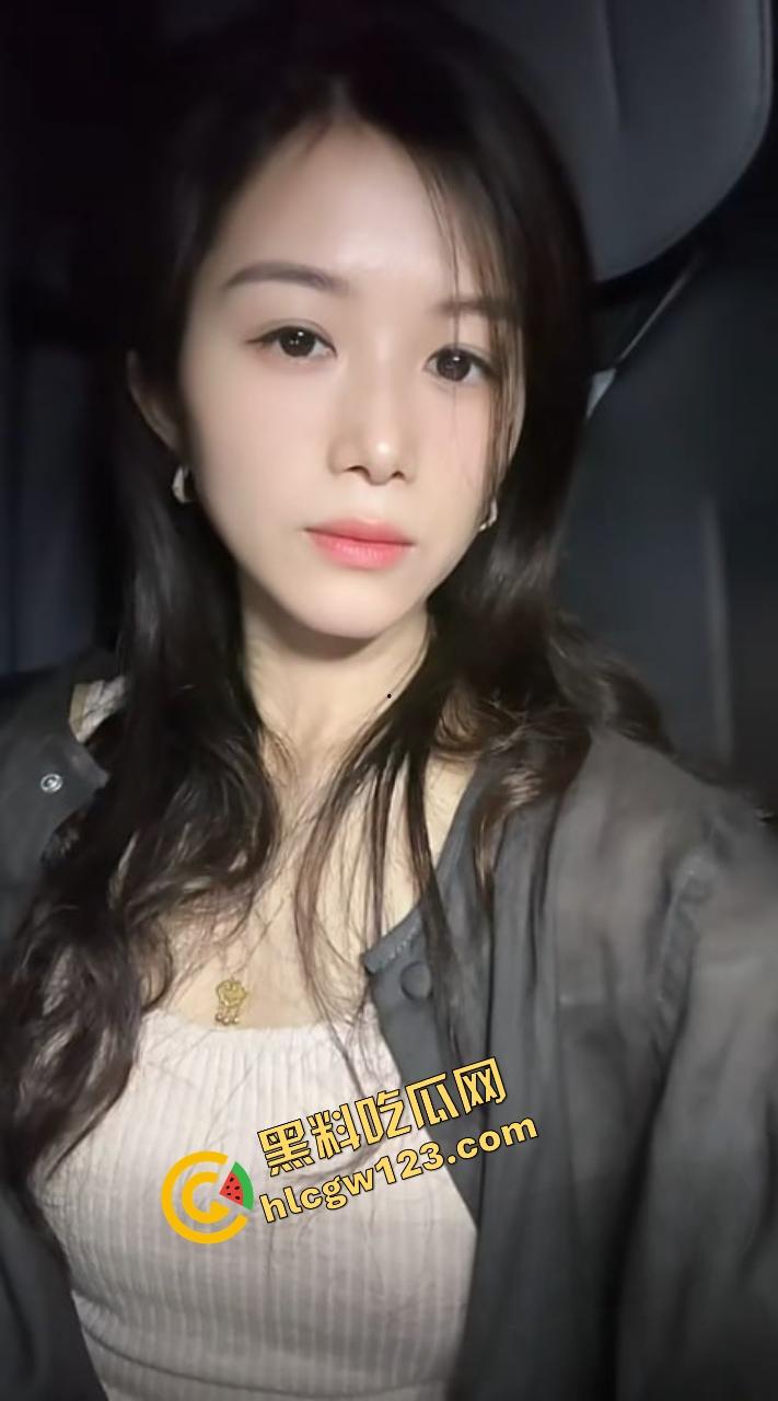 抖音『殷萧童』装乖给粉丝看要礼物,骚逼却被炮机操到喷水翻白眼,上面给粉丝看下面大哥看!-3