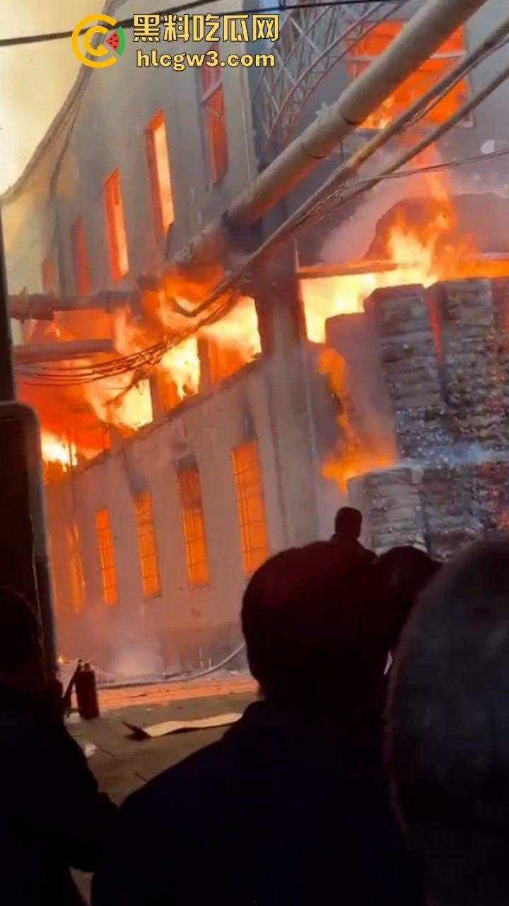 广东潮州星和纸箱厂夜间突发大火 现场浓烟滚滚热浪灼人 从早烧到黑 第一视角视频曝光 有人在喊“救命”?-6