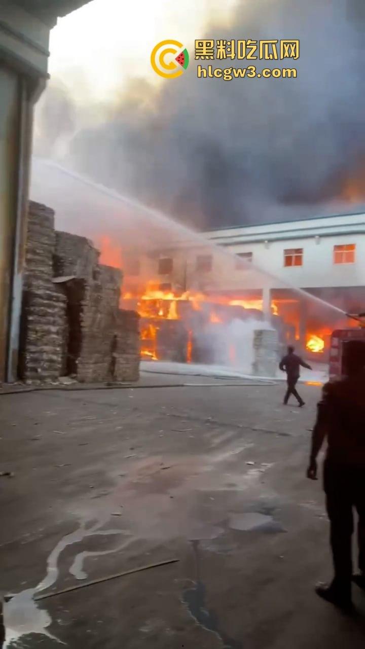广东潮州星和纸箱厂夜间突发大火 现场浓烟滚滚热浪灼人 从早烧到黑 第一视角视频曝光 有人在喊“救命”?-7