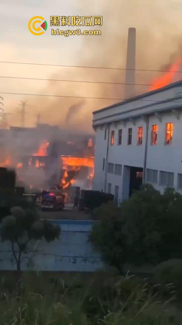 广东潮州星和纸箱厂夜间突发大火 现场浓烟滚滚热浪灼人 从早烧到黑 第一视角视频曝光 有人在喊“救命”?-8