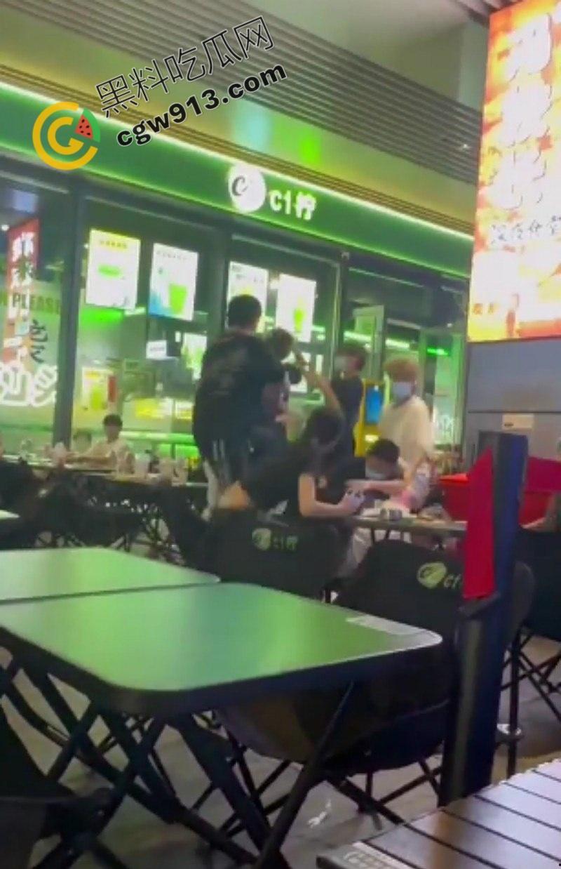 四川成都万达广场上演现实版古惑仔血战，精神小伙火爆互殴，商场一片狼藉，网友直呼比电影更震撼-2