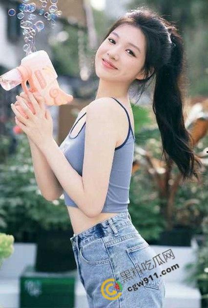 海角大神与19岁女儿的激情夜:白袜网袜双重迎合,电动棒震天地动,父女激情爆发,极致快感!-1