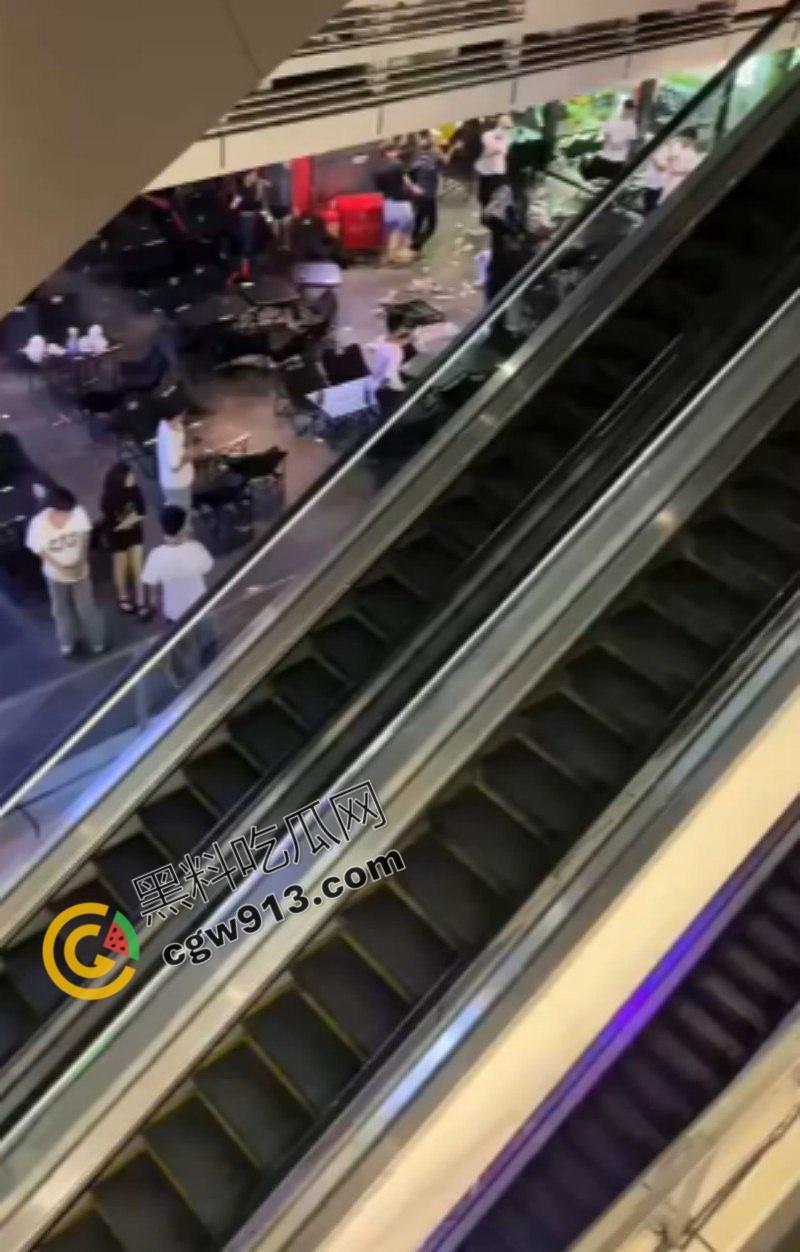 四川成都万达广场上演现实版古惑仔血战，精神小伙火爆互殴，商场一片狼藉，网友直呼比电影更震撼-6