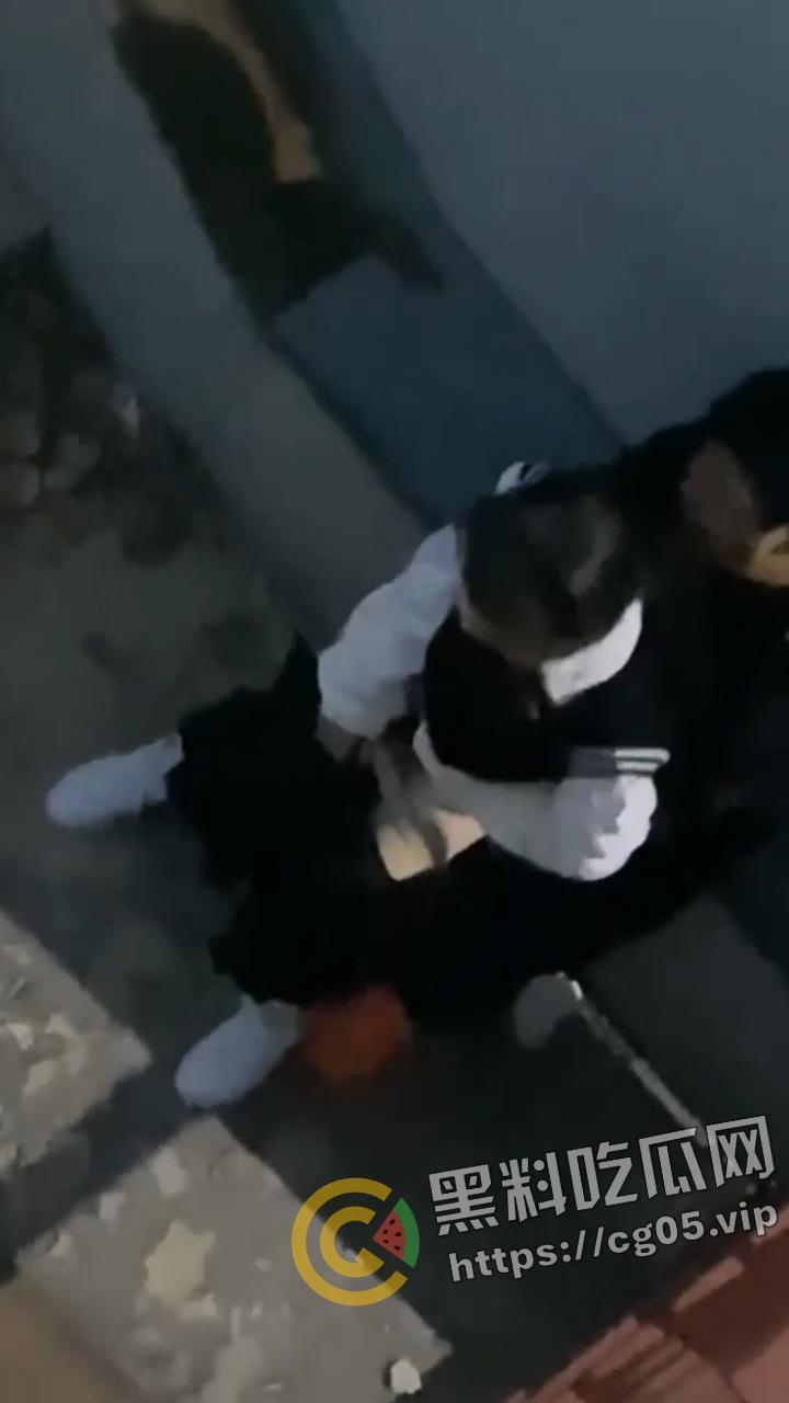 青岛海洋技师学院男女钻小胡同抠逼被偷拍！女生欲拒还迎的样子可太骚了-2