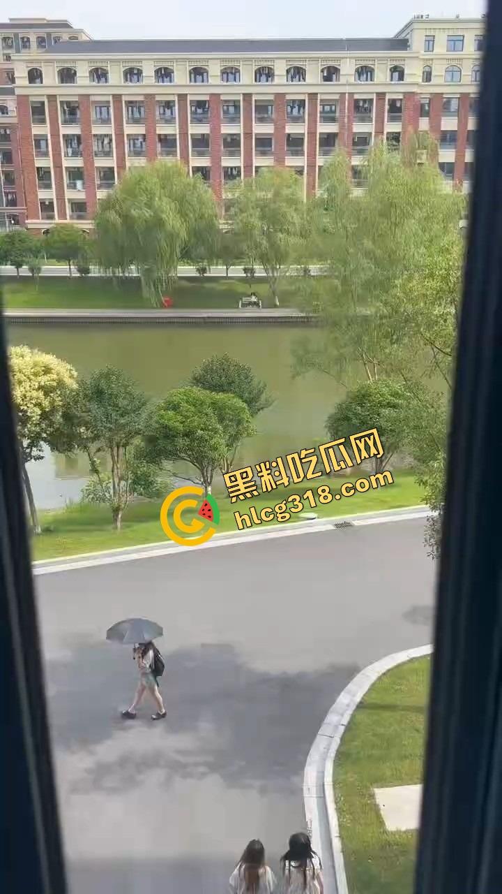 校园长椅小情侣河边裙下整活,抠完逼直接开干,朋友圈疯传辅导员点赞评这就是校园爱情!-3