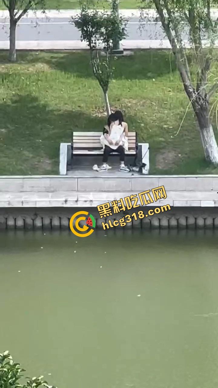 校园长椅小情侣河边裙下整活,抠完逼直接开干,朋友圈疯传辅导员点赞评这就是校园爱情!-4