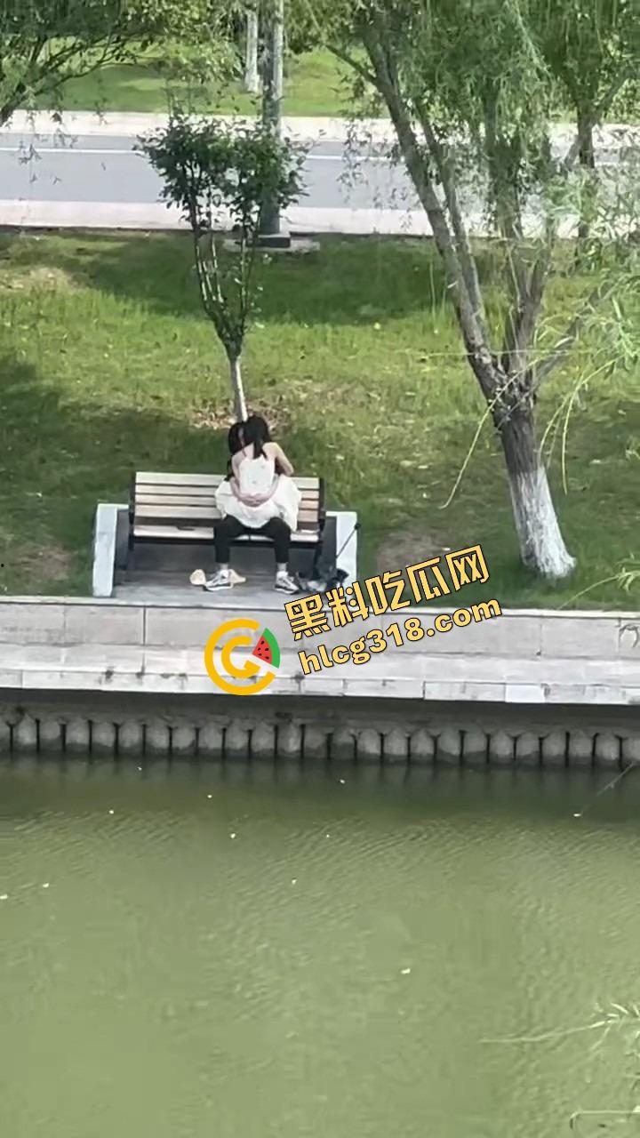 校园长椅小情侣河边裙下整活,抠完逼直接开干,朋友圈疯传辅导员点赞评这就是校园爱情!-5