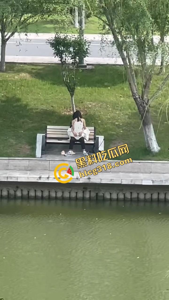校园长椅小情侣河边裙下整活,抠完逼直接开干,朋友圈疯传辅导员点赞评这就是校园爱情!-6