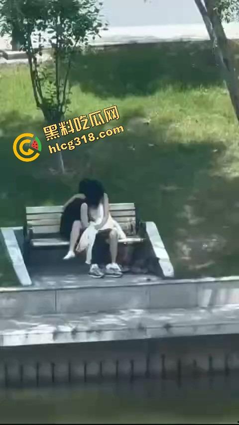 校园长椅小情侣河边裙下整活,抠完逼直接开干,朋友圈疯传辅导员点赞评这就是校园爱情!-7