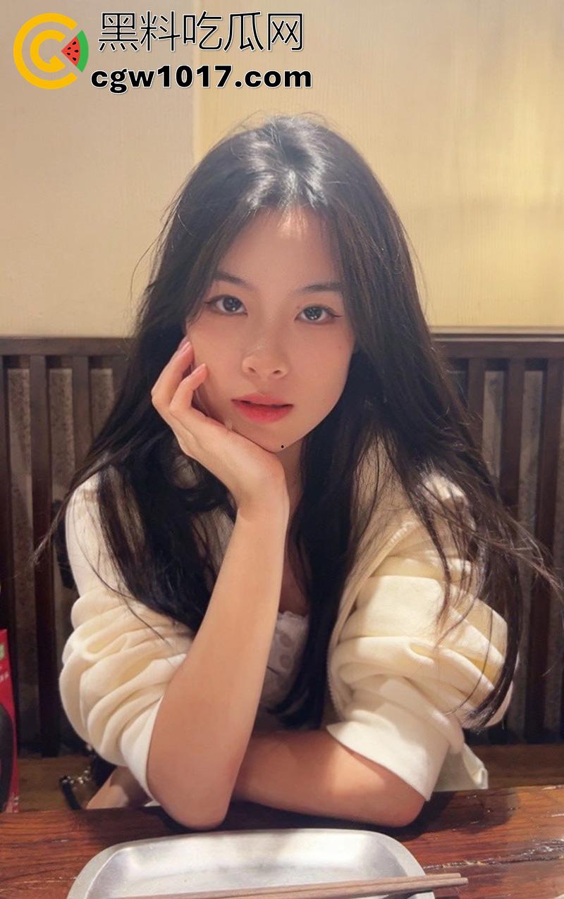 上海同济大学清纯小学妹【王梓紫】,身材性感奶大臀翘,被大屌体育生勾搭,到酒店展示吃鸡技术,小嘴都撑爆了!-1