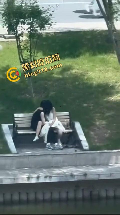 校园长椅小情侣河边裙下整活,抠完逼直接开干,朋友圈疯传辅导员点赞评这就是校园爱情!-8