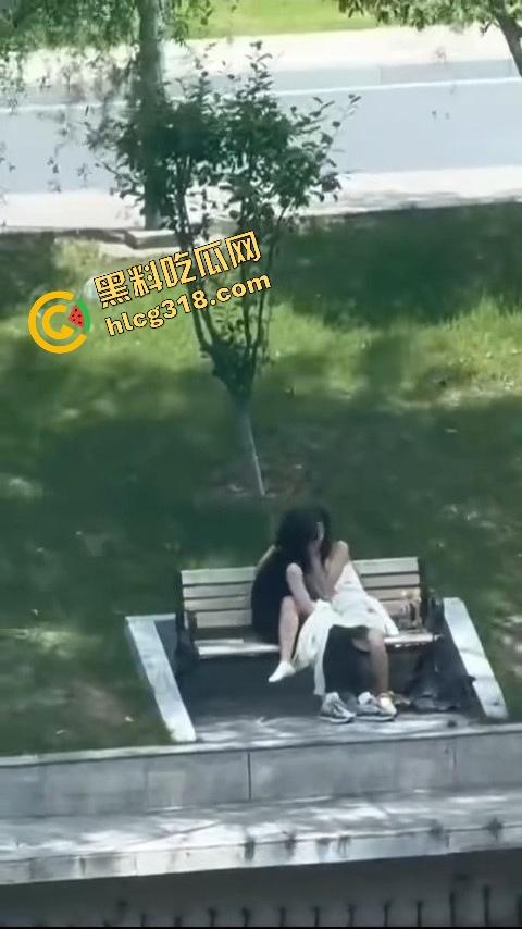 校园长椅小情侣河边裙下整活,抠完逼直接开干,朋友圈疯传辅导员点赞评这就是校园爱情!-9