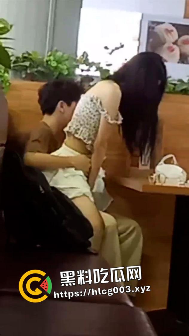 广州华商学院大瓜！情侣餐厅开搞 观音坐莲直顶花心 年轻人就这么饥渴吗 都不舍得去开房-2