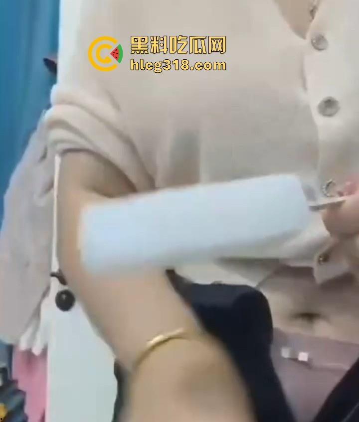 熟女主播深夜大秀冰镇骚逼,新鲜出炉大冰棍狂插不停,贴着私处快速摩擦,画面无比刺激!-4