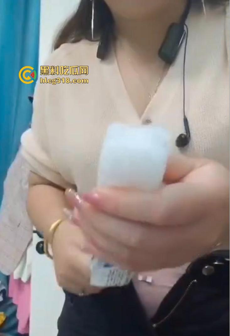 熟女主播深夜大秀冰镇骚逼,新鲜出炉大冰棍狂插不停,贴着私处快速摩擦,画面无比刺激!-7