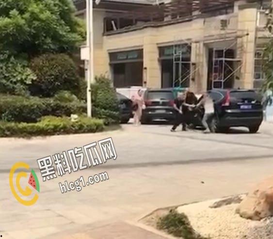 江苏省靖江市突发刑事案件,疑似争抢车位,白衣男子直接抽出随身携带的刀捅死黑衣男子-2