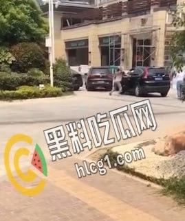 江苏省靖江市突发刑事案件,疑似争抢车位,白衣男子直接抽出随身携带的刀捅死黑衣男子-3