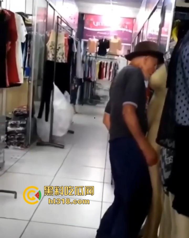 奇葩老头的迷幻操作，离谱老登对着服装店人体模特意淫，又亲又顶又抱的，这是什么新的老登锻炼方式吗？-1