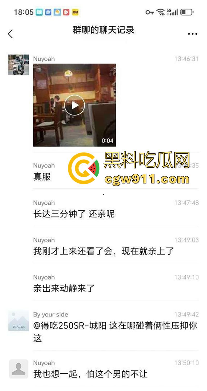 瓜友偷拍一对情侣,在店内大庭广众下亲密互动,被网友戏称为中指自带定位,这屁股是真的又圆又翘啊!-2