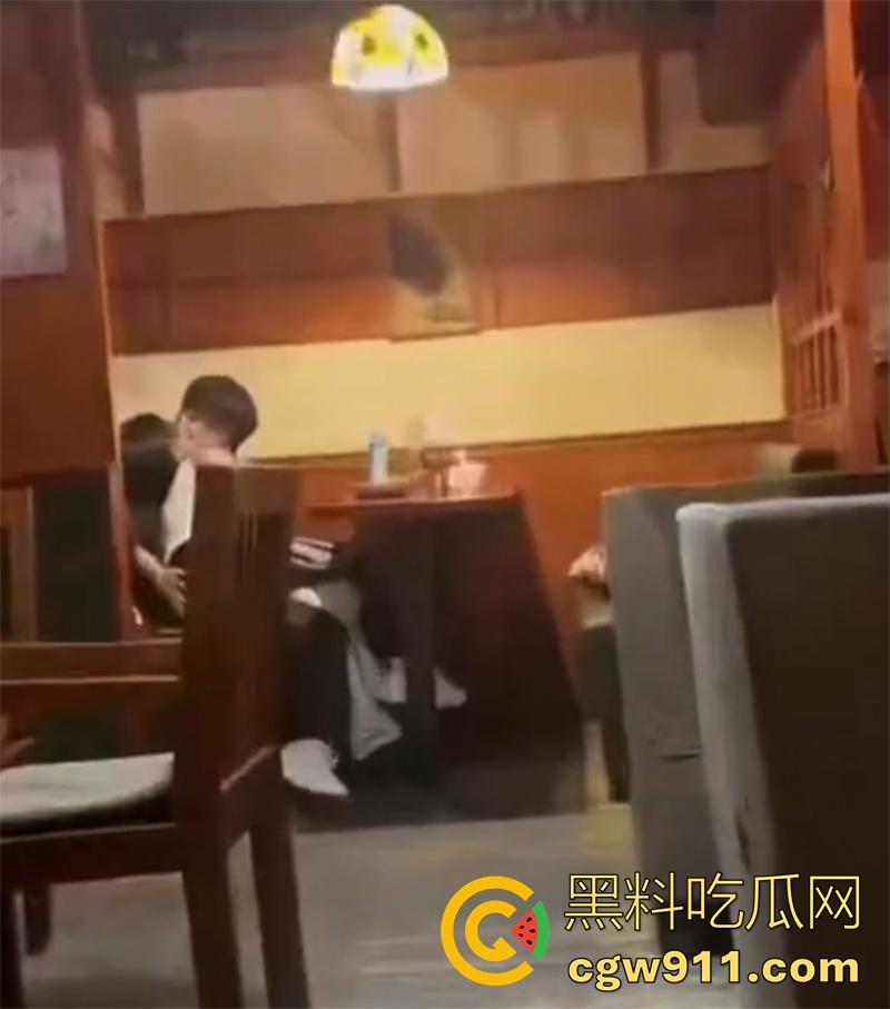 瓜友偷拍一对情侣,在店内大庭广众下亲密互动,被网友戏称为中指自带定位,这屁股是真的又圆又翘啊!-3