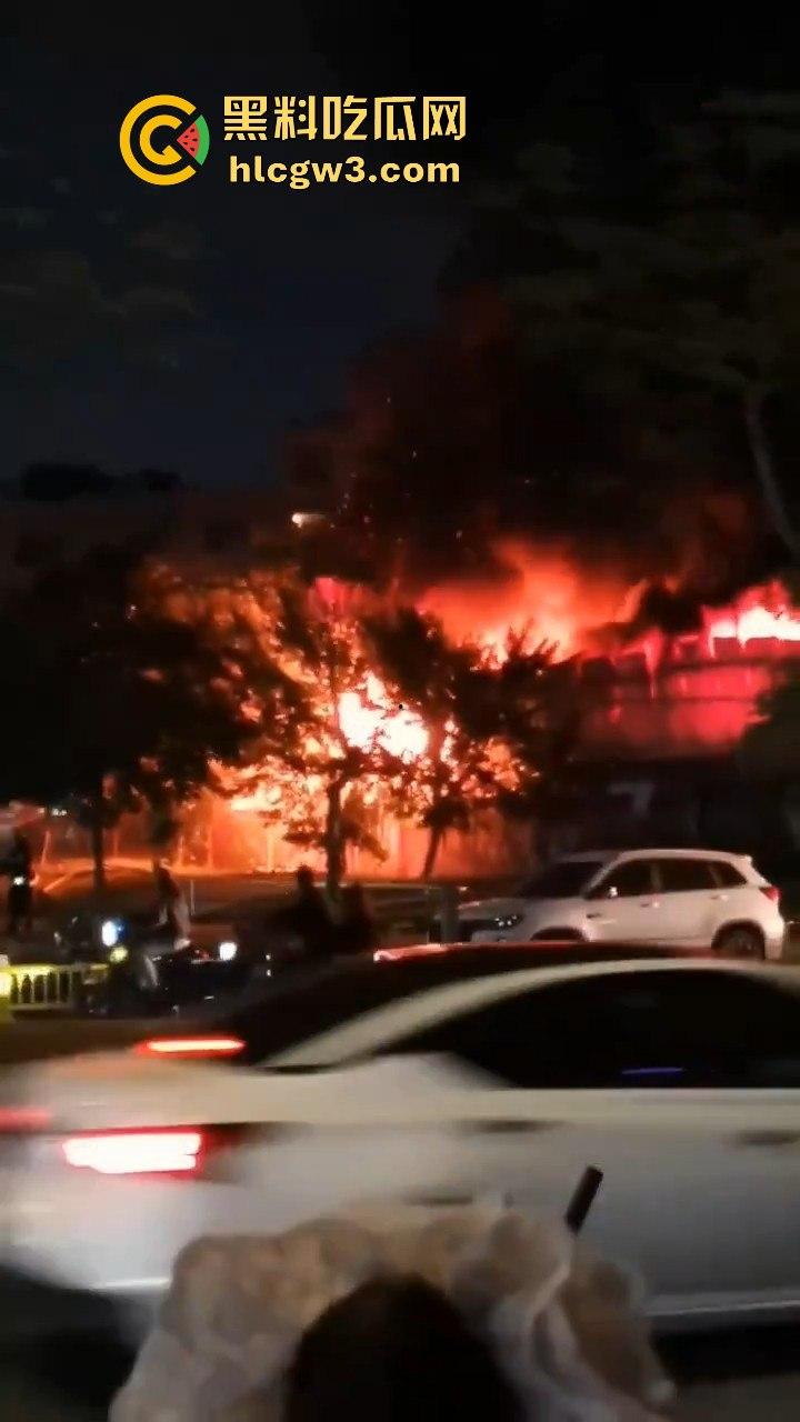 广州石井大道石丰花园煤气爆炸起火，现场多辆消防车救援，爆炸气浪把消防员吹倒！-3