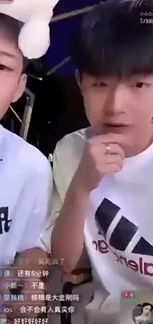 5月23号 厦门华天涉外职业技术学院 直播主 直播中遭刀仔持刀猛砍  左手掌被砍断 现场十分惊悚-5