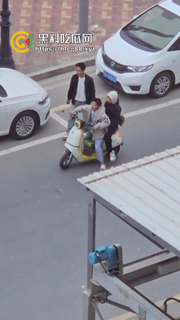 河南偷车小分队大白天开抢,一人爆车门硬撬,两傻逼骑小电驴望风,天网监控算个屁!-2