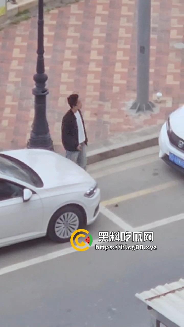 河南偷车小分队大白天开抢,一人爆车门硬撬,两傻逼骑小电驴望风,天网监控算个屁!-4