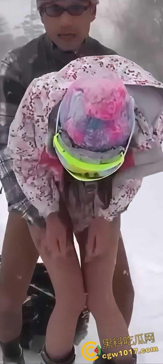 户外野战天花板，超雄情侣大冬天雪地激情做爱，还不忘变换各种姿势，这是真不怕冷啊！-2