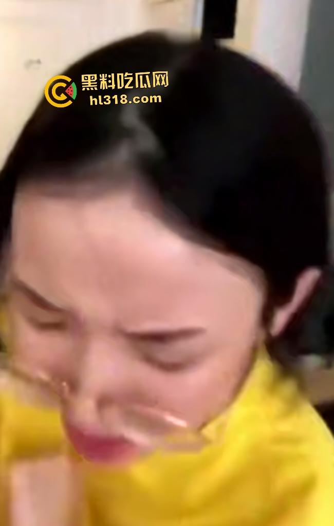 黄衣眼镜少妇吵完架后性欲大增，吵着“我错了”求饶，当场跪地要口交深喉猛干！