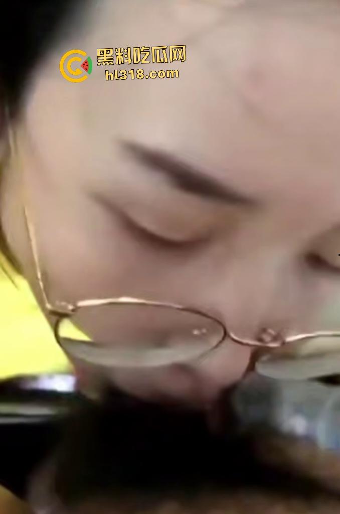 黄衣眼镜少妇吵完架后性欲大增,吵着“我错了”求饶,当场跪地要口交深喉猛干!-7