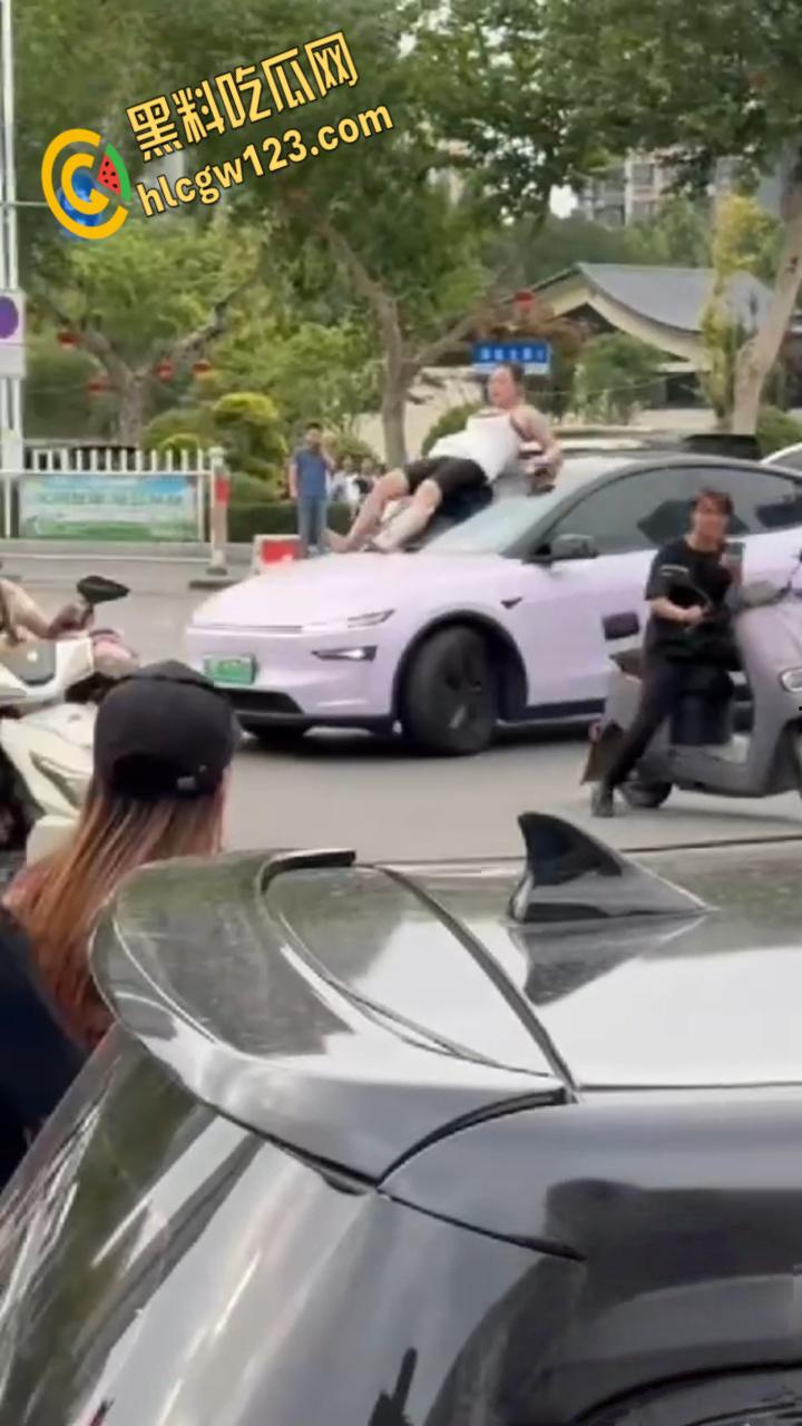 河南洛阳街头惊现症女子,机动车道持械狂砸多车,警方火速介入!-6