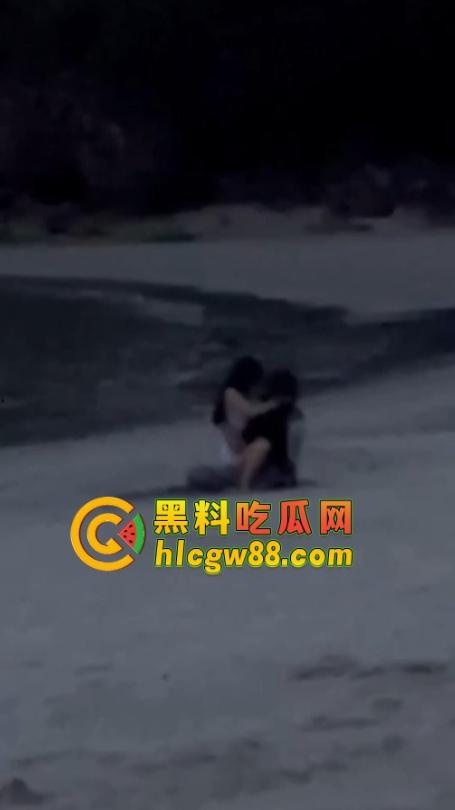 越南网黄『奥利安』岘港海滩操场完成任务，电动骚马达榨大哥屌汁炸沙，速操收米回去继续播！-10