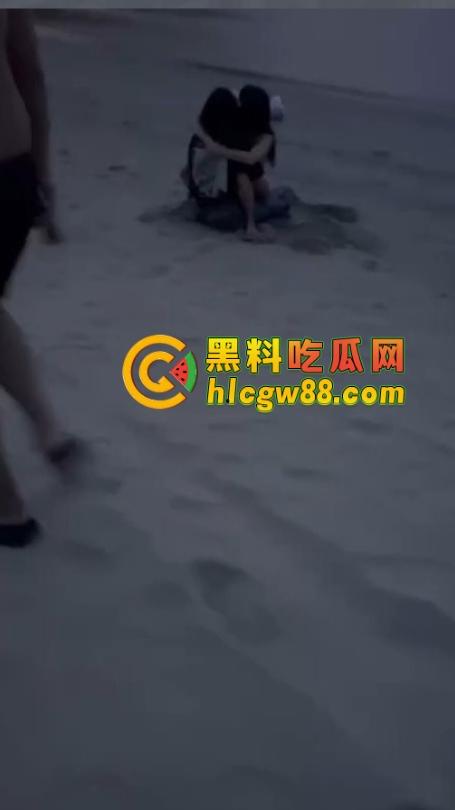 越南网黄『奥利安』岘港海滩操场完成任务，电动骚马达榨大哥屌汁炸沙，速操收米回去继续播！-11