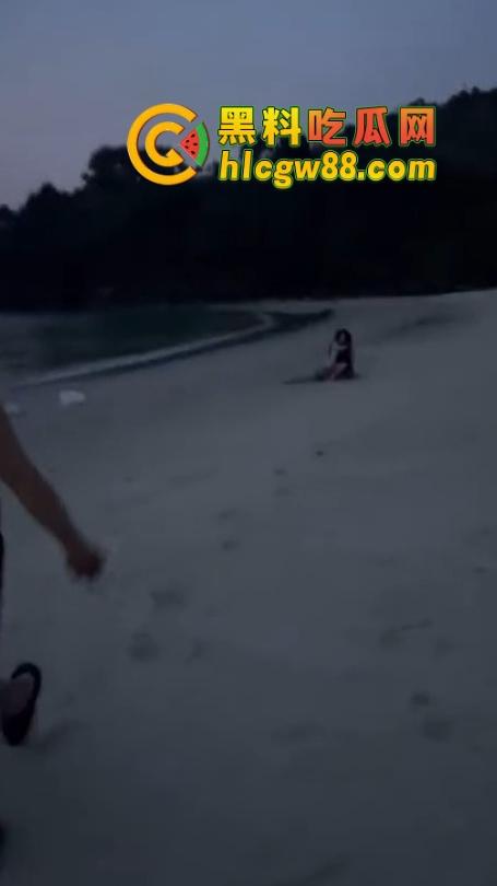 越南网黄『奥利安』岘港海滩操场完成任务，电动骚马达榨大哥屌汁炸沙，速操收米回去继续播！-12