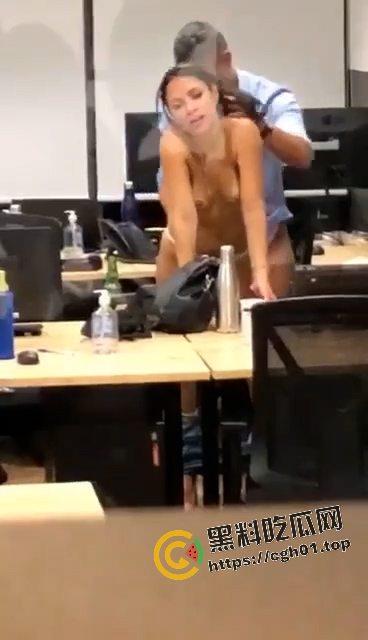 FBI不止会打枪 更会打炮!纽约警察局内女警员和上司办公司打炮 女人表情真享受啊 偷拍视频流出-3