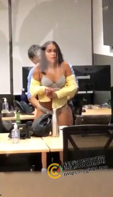 FBI不止会打枪 更会打炮!纽约警察局内女警员和上司办公司打炮 女人表情真享受啊 偷拍视频流出-7