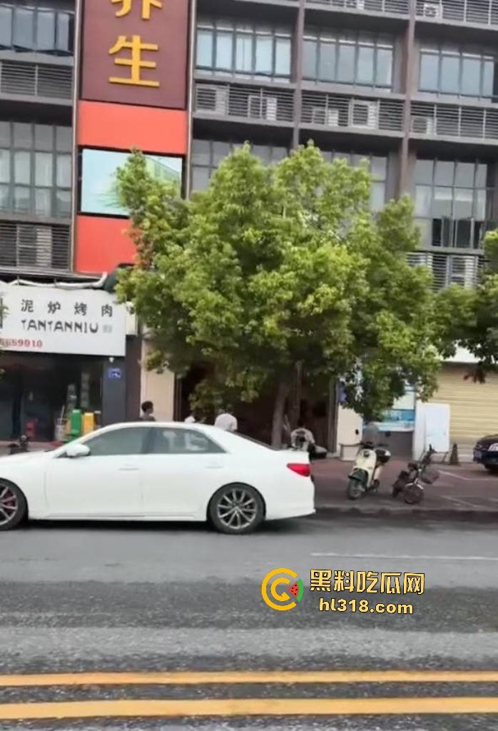 广州小伙去足浴找技师打飞机爽过头猝死,女技师神级手活三分钟撸爆,这体质还去找技师?-1