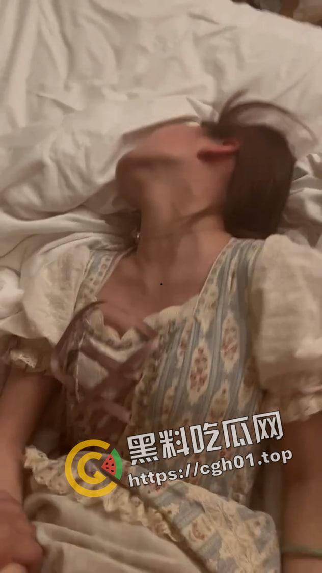 浦东新区公交车【吴梦如】为了去迪士尼和老板玩SM 带着口器被操到窒息 最后还要被颜射 真的值当的吗-10