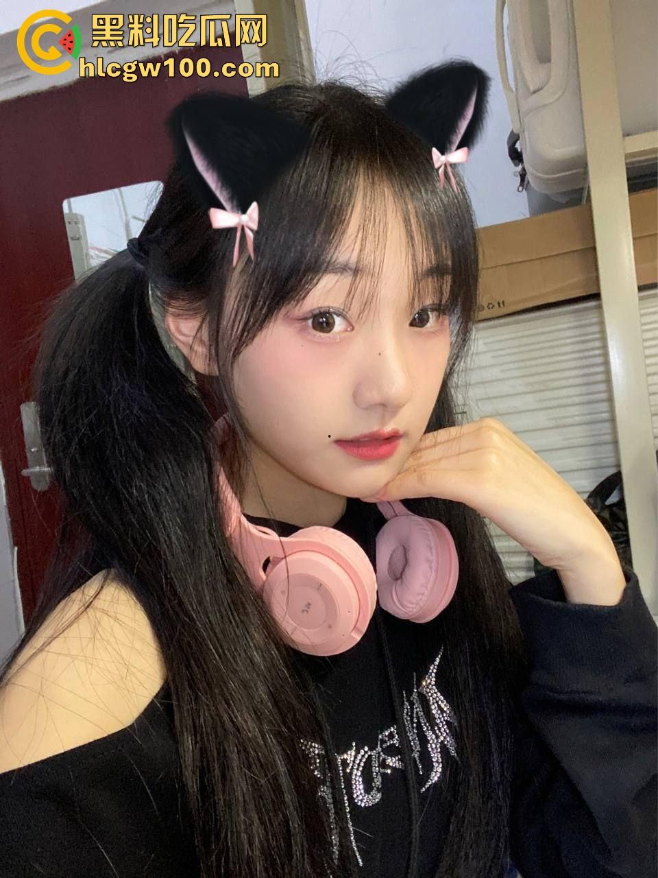 襄阳【冷佳桐】从害羞妹到骚浪货,交友平台聊来的嫩逼,插多了主动喊老公求操,舔逼还流黏液到嘴里!-1