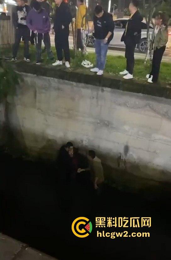 女子醉酒跳入水沟,一群小伙子拼尽全力才把她捞起,小姐姐该减肥了,不然救都救不动!-2