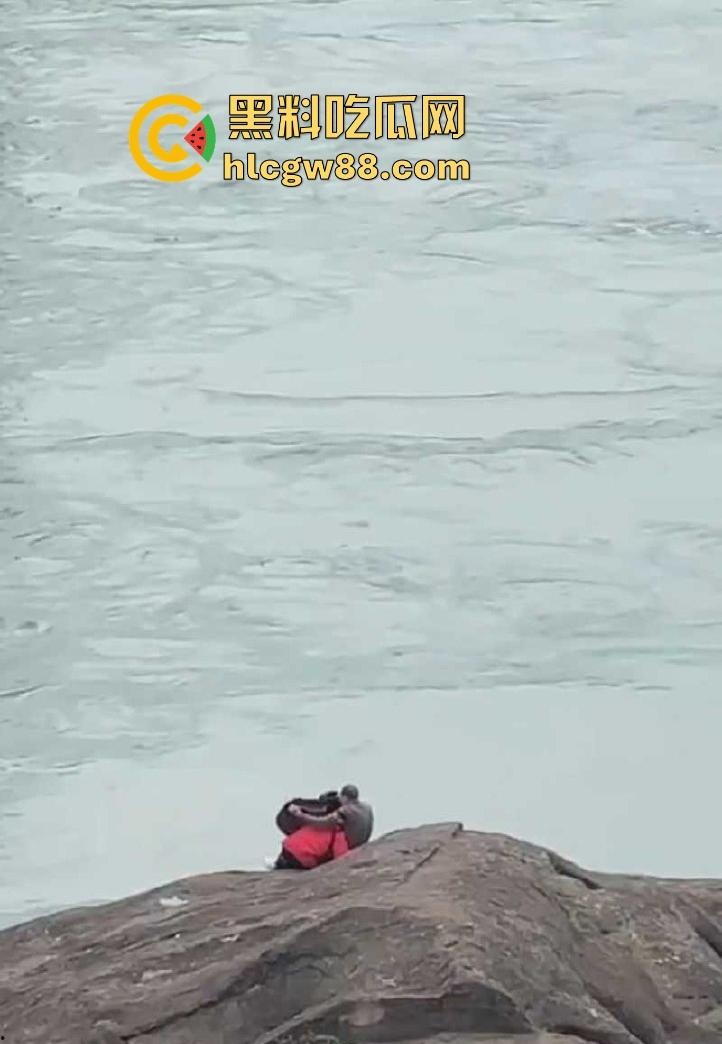 重庆大爷大妈户外河岸边激情野战 大妈俯身口爆 玩的是真花啊 这程度丝毫不输年轻人！-4