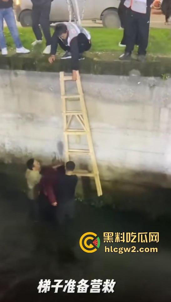 女子醉酒跳入水沟,一群小伙子拼尽全力才把她捞起,小姐姐该减肥了,不然救都救不动!-3