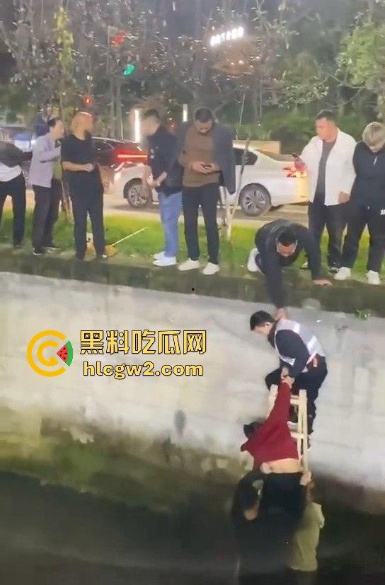 女子醉酒跳入水沟,一群小伙子拼尽全力才把她捞起,小姐姐该减肥了,不然救都救不动!-4
