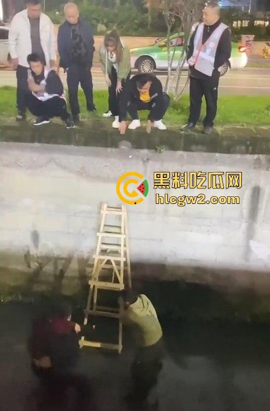 女子醉酒跳入水沟,一群小伙子拼尽全力才把她捞起,小姐姐该减肥了,不然救都救不动!-5