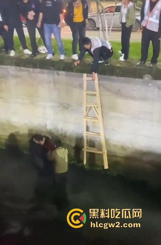 女子醉酒跳入水沟,一群小伙子拼尽全力才把她捞起,小姐姐该减肥了,不然救都救不动!-7