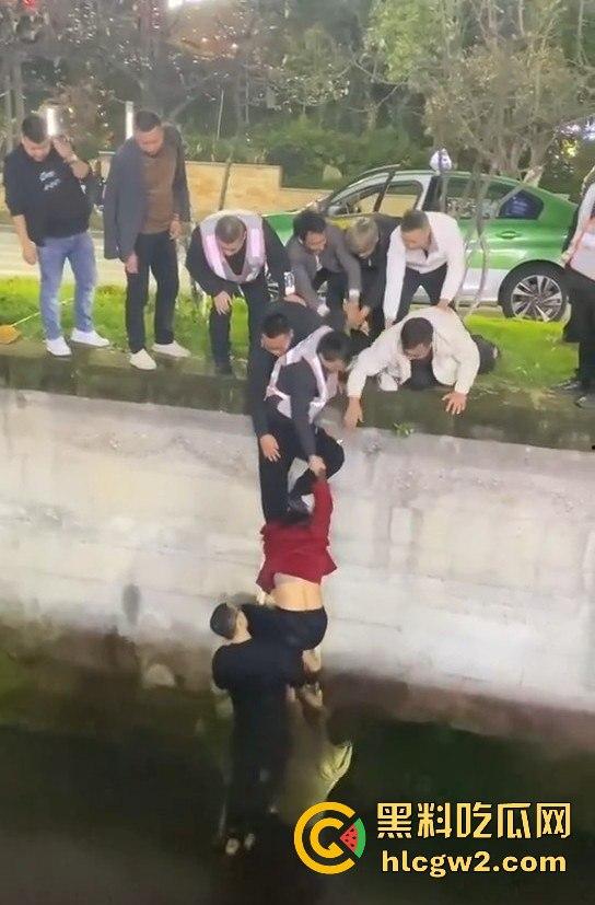 女子醉酒跳入水沟,一群小伙子拼尽全力才把她捞起,小姐姐该减肥了,不然救都救不动!-8