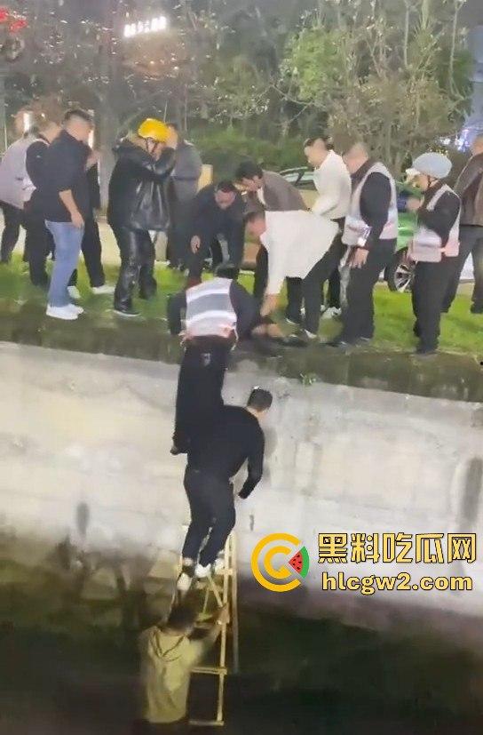 女子醉酒跳入水沟,一群小伙子拼尽全力才把她捞起,小姐姐该减肥了,不然救都救不动!-9